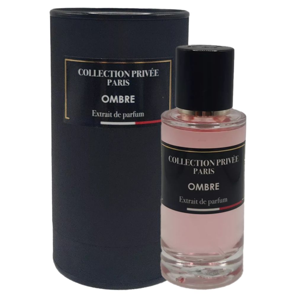 Dunkelblaue zylindrische Verpackung und Flakon. Aufschrift: Collection Privée Paris, Ombre, Extrait de parfum. Rosa Flüssigkeit im Flakon.