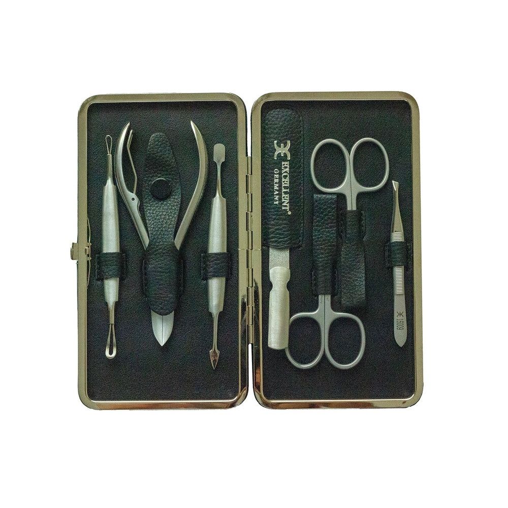 Offenes Maniküre-Etui mit 7 Instrumenten aus Metall und weißem Griff, im schwarzen Lederetui.