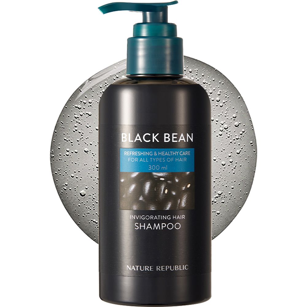Schwarze Shampoo-Flasche mit Pumpe. Text: Black Bean, Invigorating Hair Shampoo, Nature Republic. Hintergrund mit Wasserflecken.