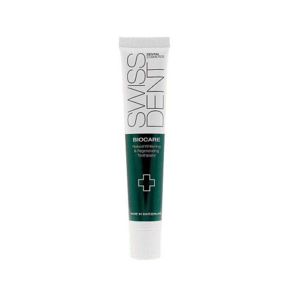 Zahncreme-Tube mit grünem Streifen und Kreuz-Symbol. Schriftzug: SWISSDENT, BIOCARE, Natural Whitening & Regenerating Toothpaste.