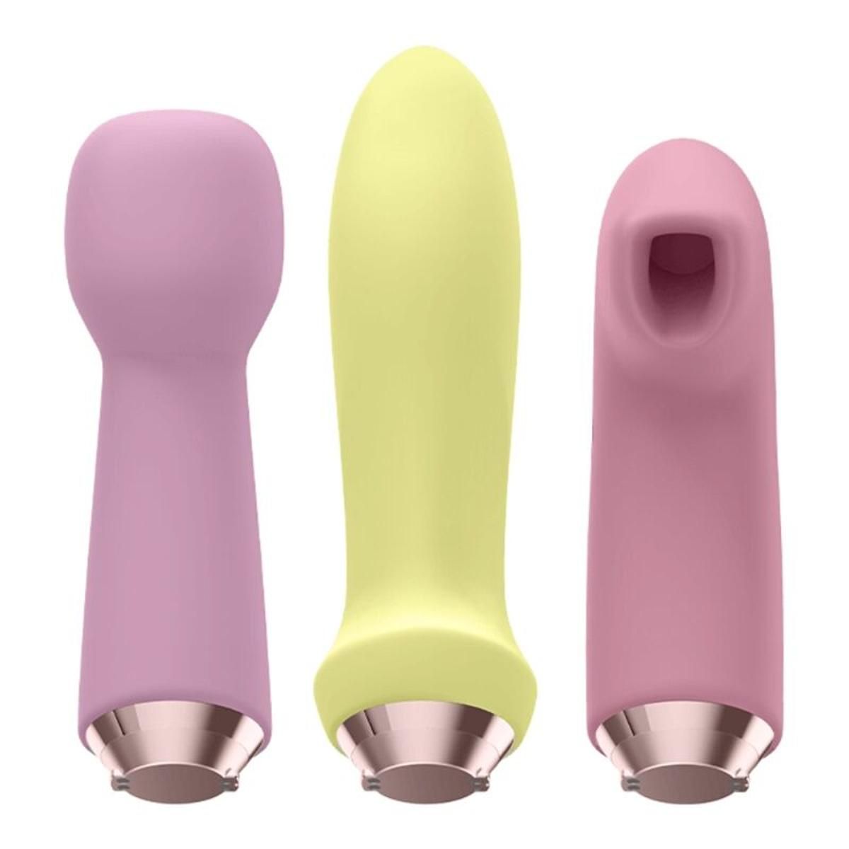 Drei Vibratoren in Pastellfarben. Rosa, gelb und rosa. Mit metallischen Akzenten.