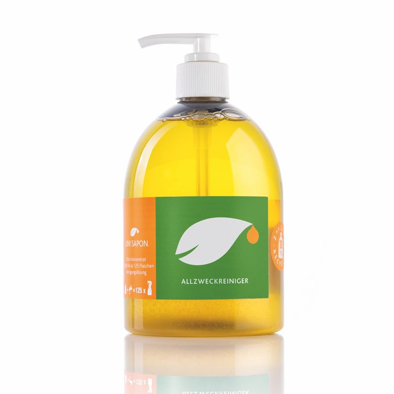 Transparente Flasche mit gelber Flüssigkeit. Weißer Pumpverschluss. Grünes Etikett mit Logo und Aufschrift: Allzweckreiniger.