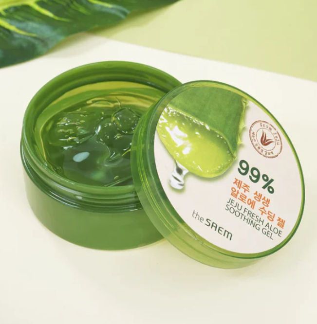 Grüner Tiegel mit Aloe-Gel. Deckel mit Aufkleber: 99%, Jeju Fresh Aloe Soothing Gel, the Saem.