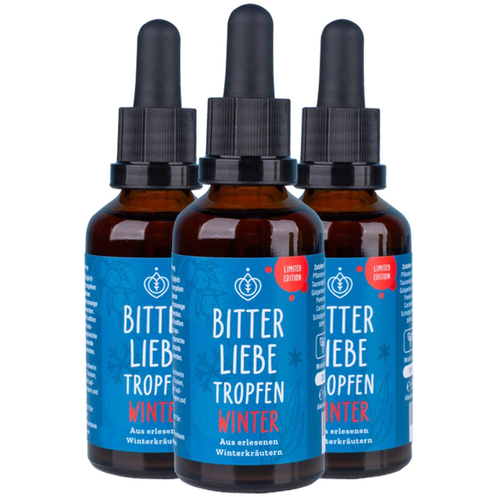 Drei braune Flaschen mit blauen Etiketten. Aufschrift: BitterLiebe Tropfen Winter Edition. Mit Pipetten.