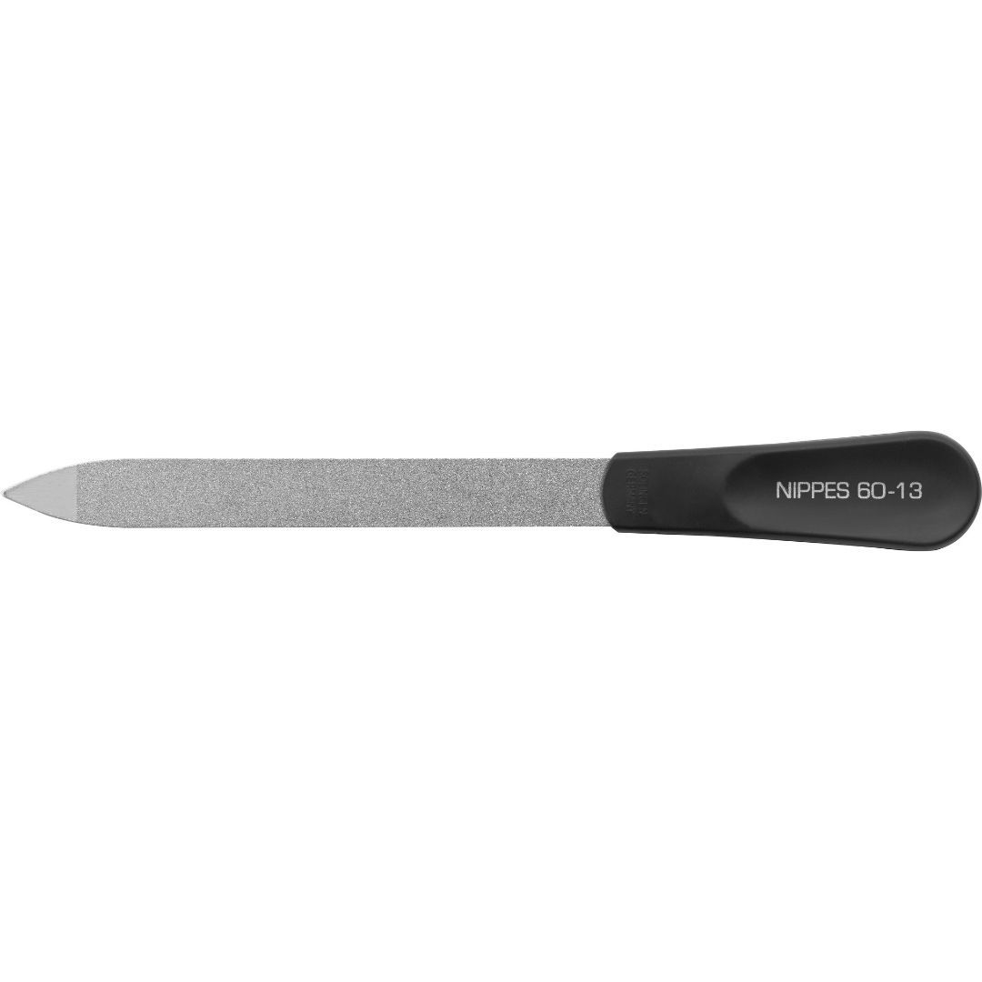 Nagelfeile mit silberner Reibefläche und schwarzem Griff. Auf dem Griff steht "NIPPES 60-13".