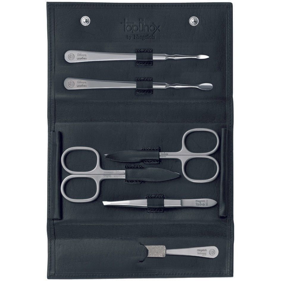 Schwarzes Etui mit Maniküre-Werkzeugen. Enthält Nagelscheren, Pinzette, Nagelfeile und zwei weitere Werkzeuge. Marke: topinox by Niegeloh.