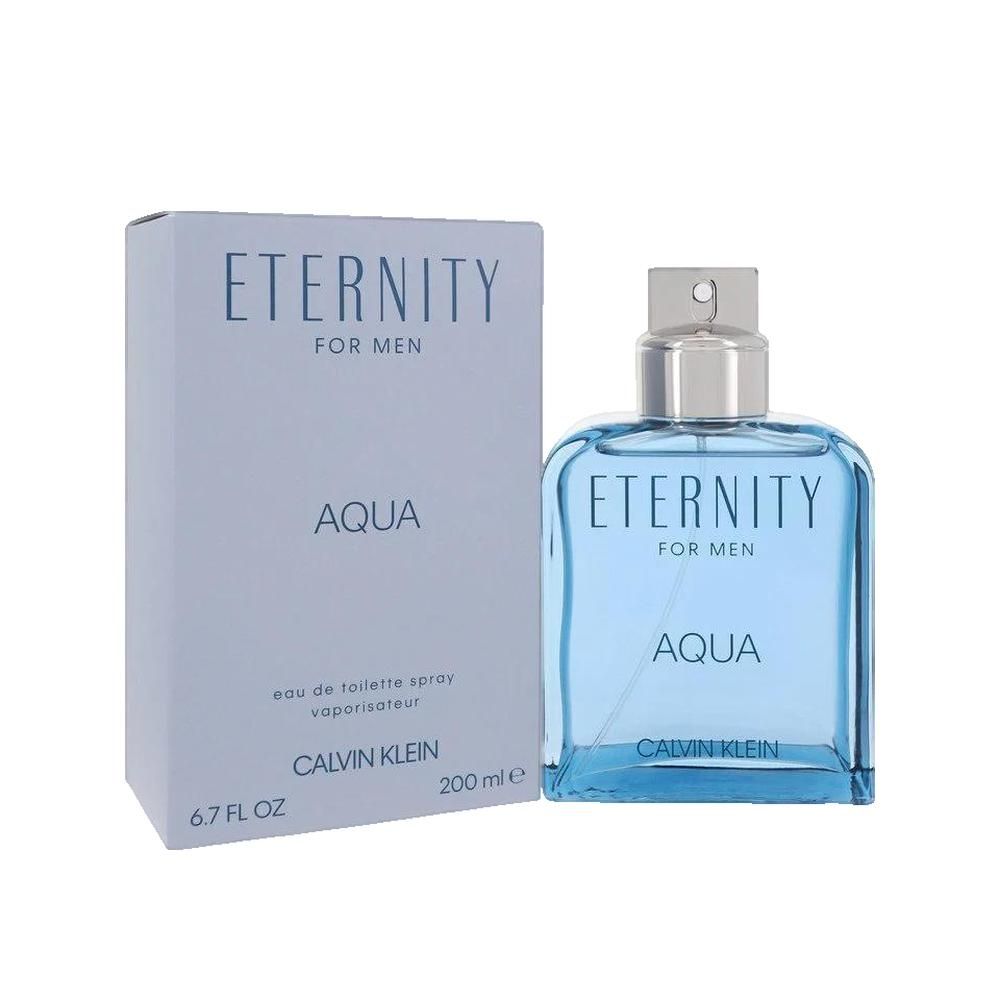 Hellblaues Parfümflakon und Schachtel. Aufschrift: Eternity for Men Aqua, Calvin Klein. Flakon mit silbernem Sprühkopf, 200 ml.