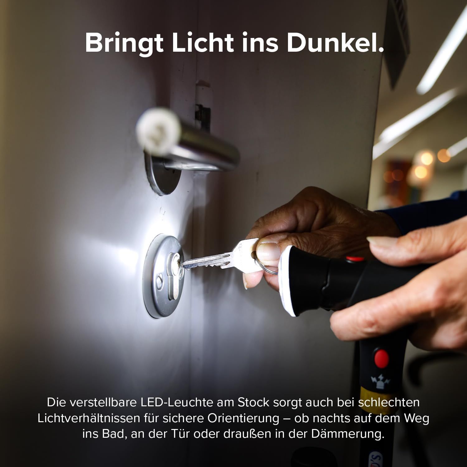 DR-HO'S Gehstock-LED-Licht beleuchtet ein Schlüsselloch beim Einführen eines Schlüssels.