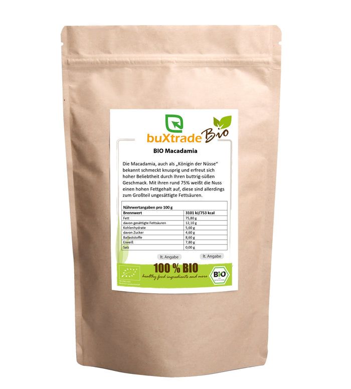 Beutel mit "buXtrade Bio Macadamia"-Etikett. Etikett mit Text und Nährwertangaben. Aufschrift "100% BIO".