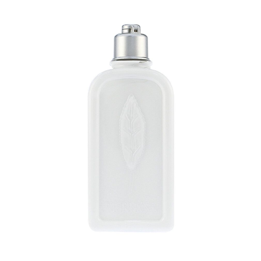 Weiße Flasche L'Occitane Körpermilch, schlichtes Design mit silbernem Verschluss.