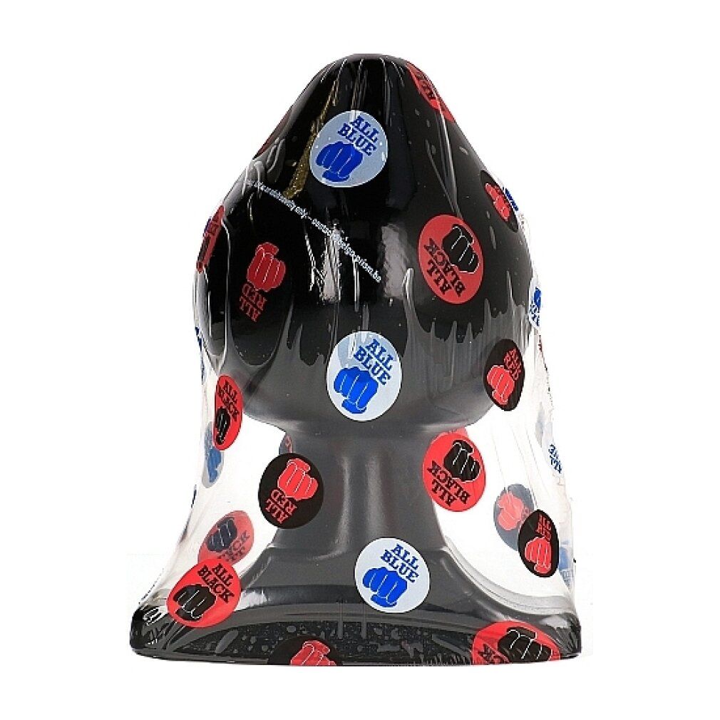 Schwarzer Analplug, verpackt in Folie mit Aufklebern. Aufkleber mit roter, blauer und schwarzer Schrift: ALL BLACK, ALL RED, ALL BLUE.