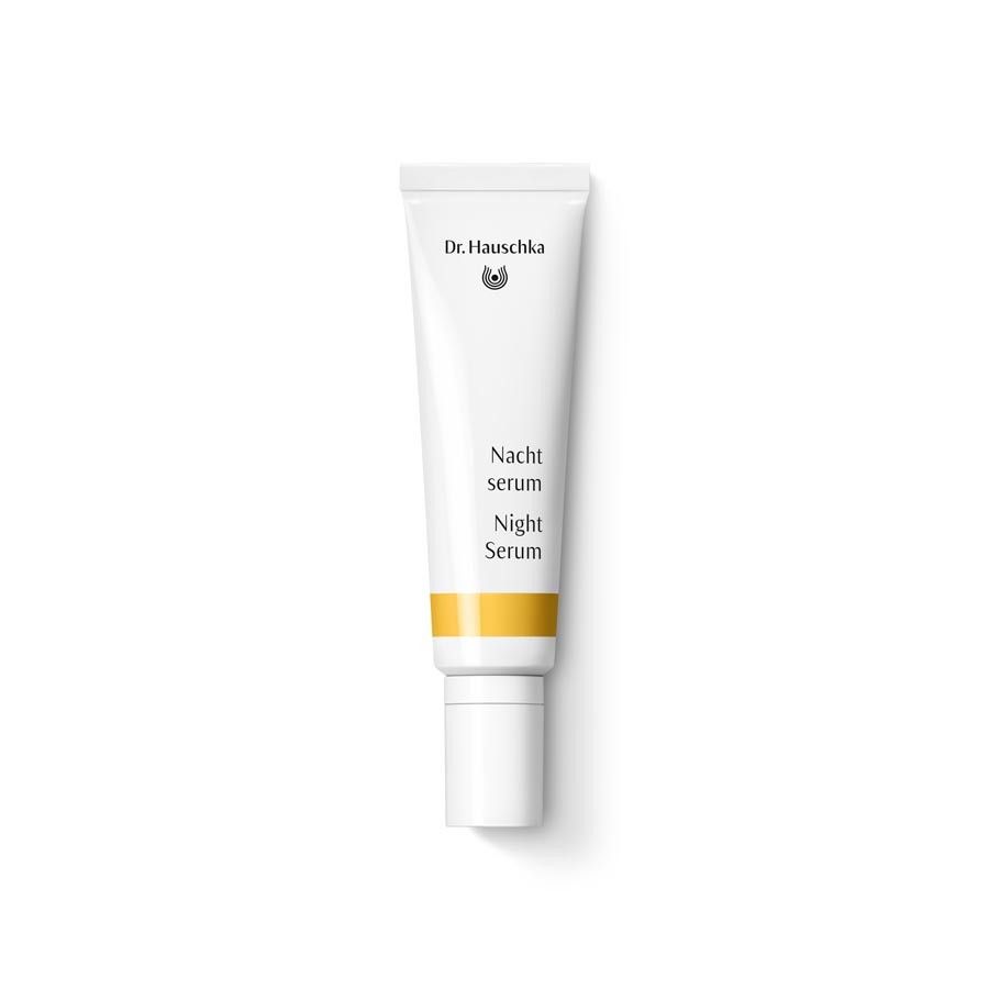 Weißes Serum in Tube. Aufschrift: Nachtserum, Night Serum. Marke: Dr. Hauschka.