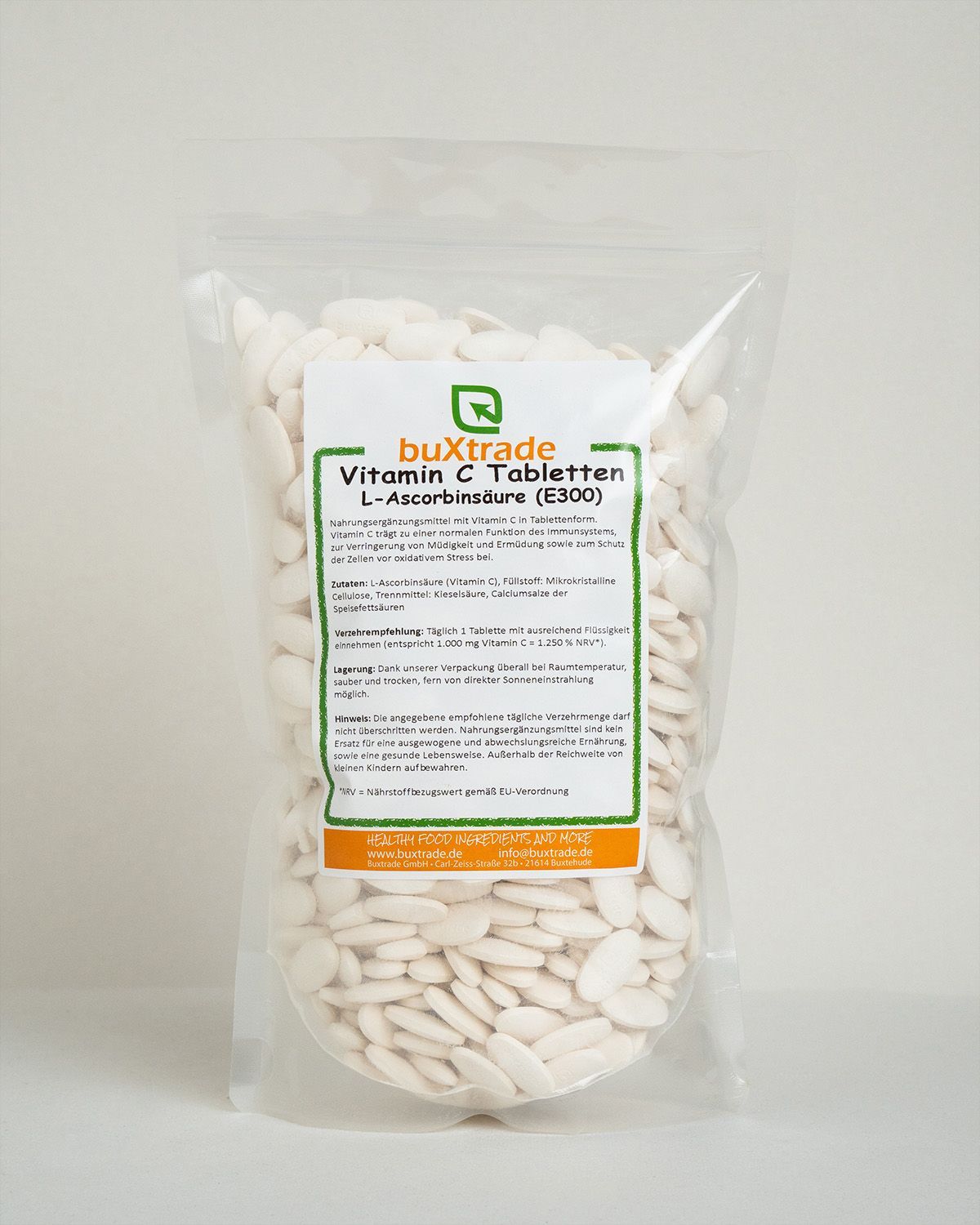 Verpackung mit buXtrade Vitamin C Tabletten, L-Ascorbinsäure (E300). Weiße, ovale Tabletten in einem durchsichtigen Beutel mit Etikett.