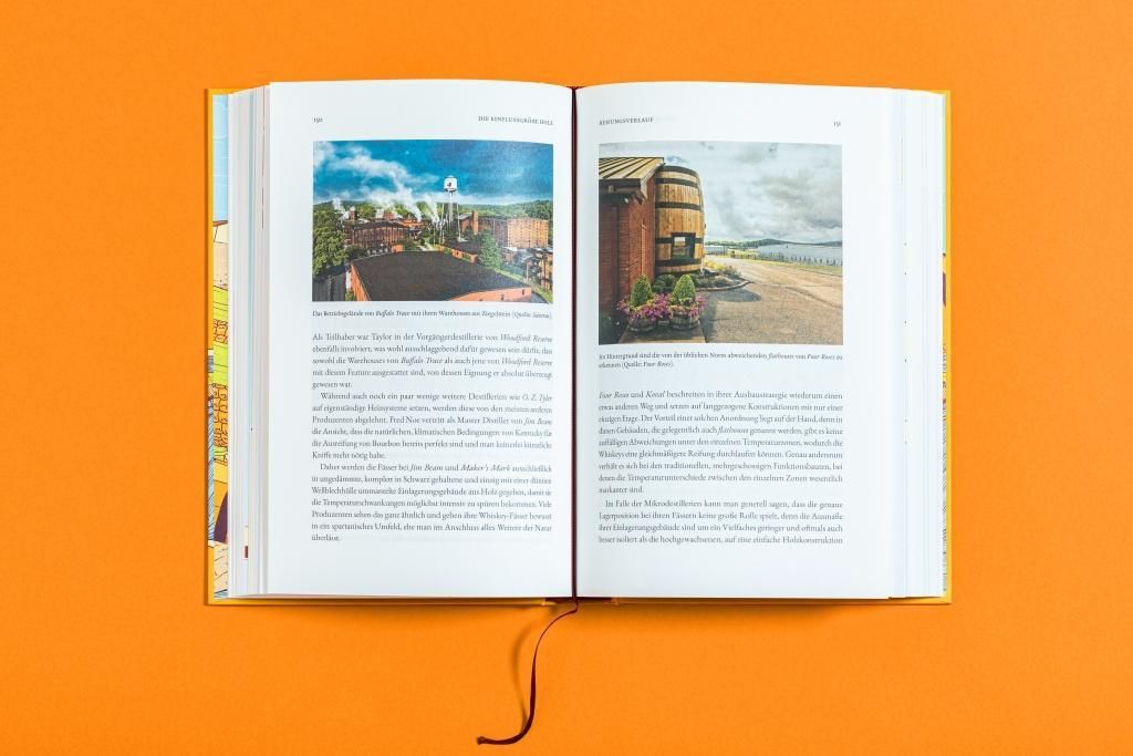Doppelseite eines Buches. Fotos von Destillerien. Text und Bilder von Produktionsstätten.