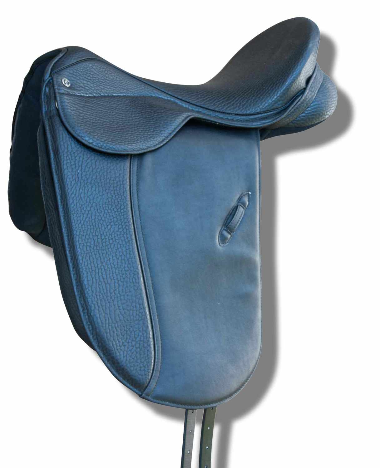 Schwarzer Dressursattel. Lederoptik, Steigbügelriemenhalterung, Griff. Schattenwurf.