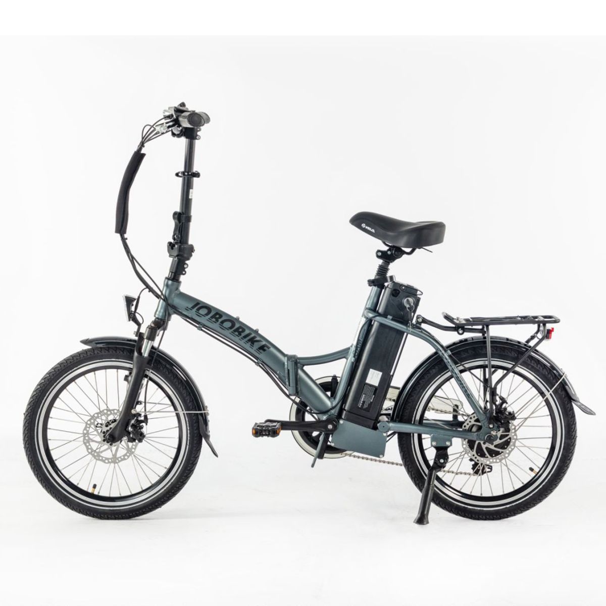 Faltbares E-Bike JOBOBIKE SAM, grau. Mit Gepäckträger, Schutzblechen und schwarzem Sattel. Akku am Rahmen.