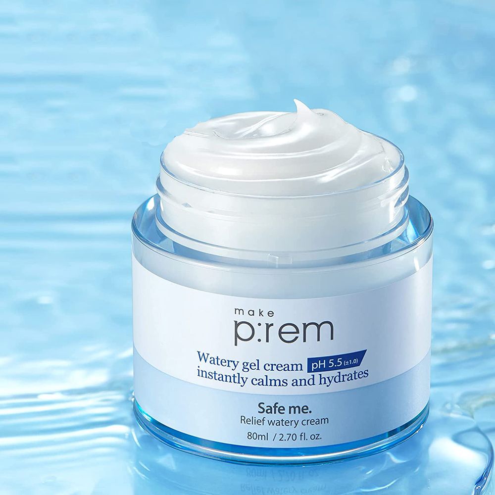 Offenes Hautcreme-Glas mit Creme. Blaue Schrift: make p:rem, Watery gel cream, pH 5.5, Safe me. Relief watery cream.