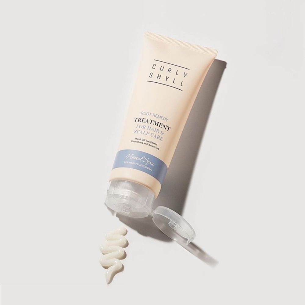 Beige Tube mit Schriftzug CURLY SHYLL, Root Remedy Treatment für Haar & Kopfhautpflege. Blaue Leiste mit Head Spa. Creme daneben.