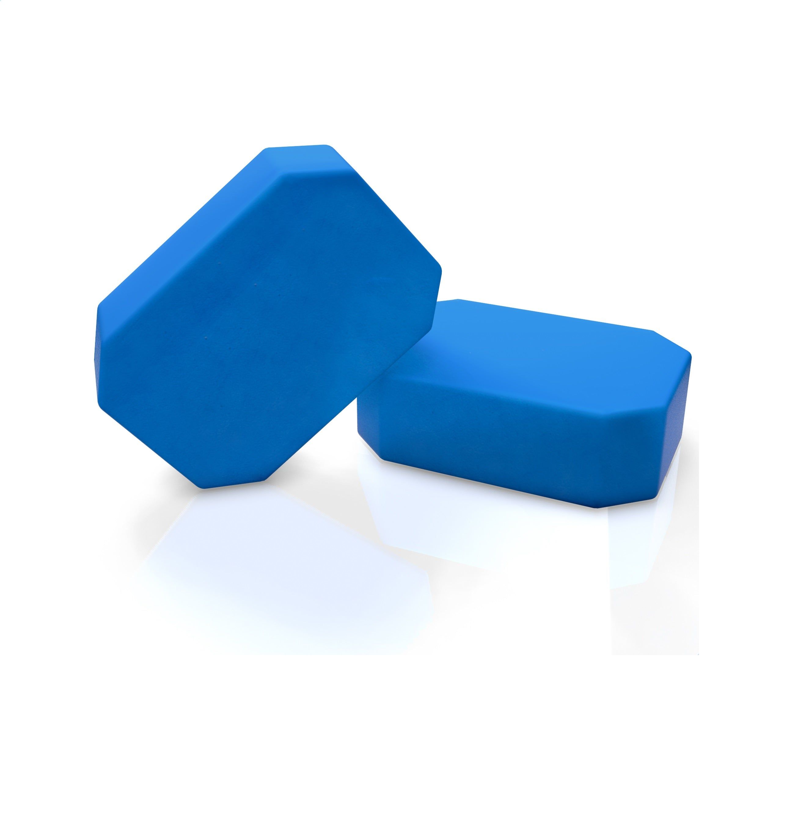 Zwei blaue Yoga-Blöcke aus Schaumstoff. Rechteckige Form mit abgeschrägten Kanten. Auf weißem Hintergrund.