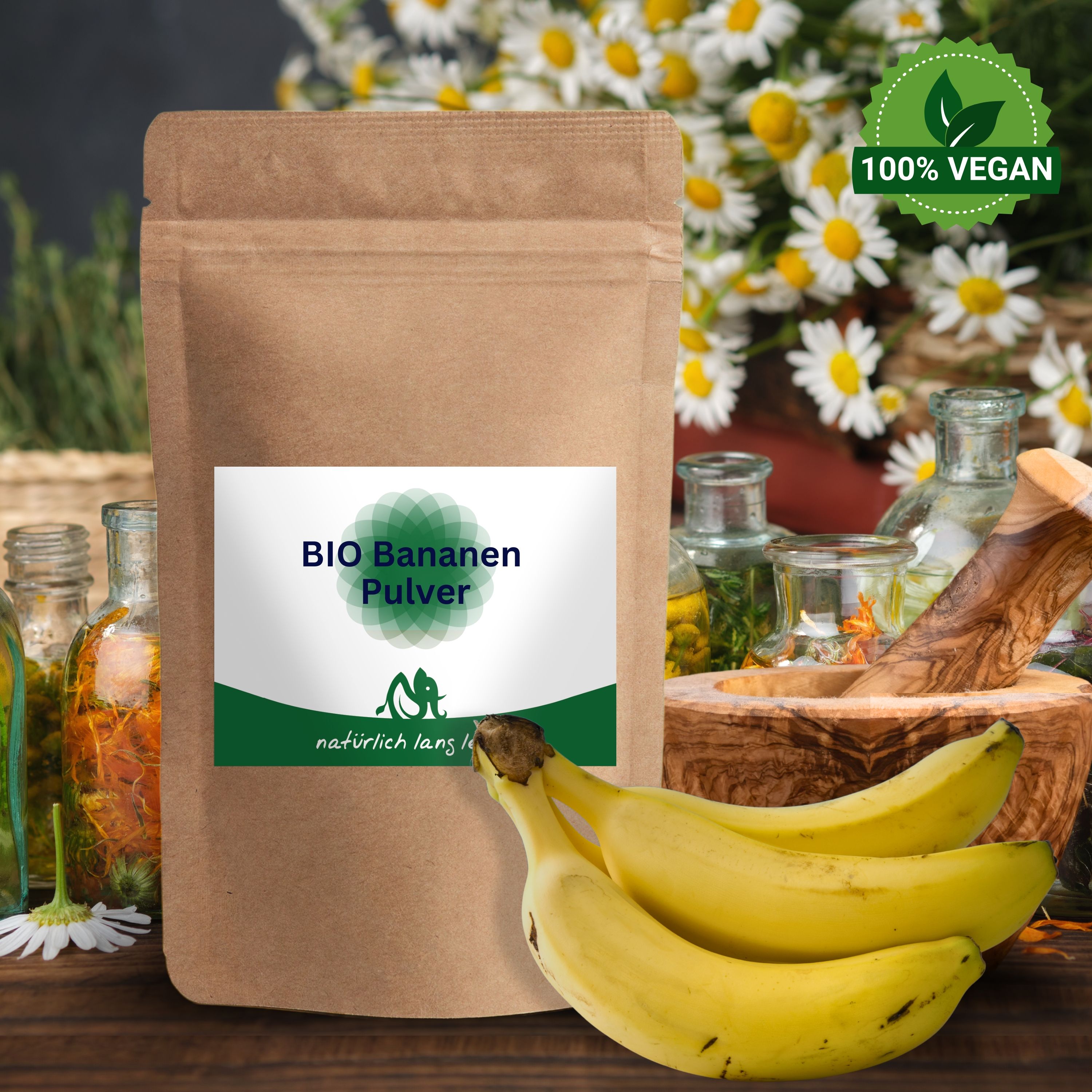 Braune Tüte mit Etikett, BIO Bananen Pulver. Daneben Bananen und Kräuter. 100% Vegan-Siegel.