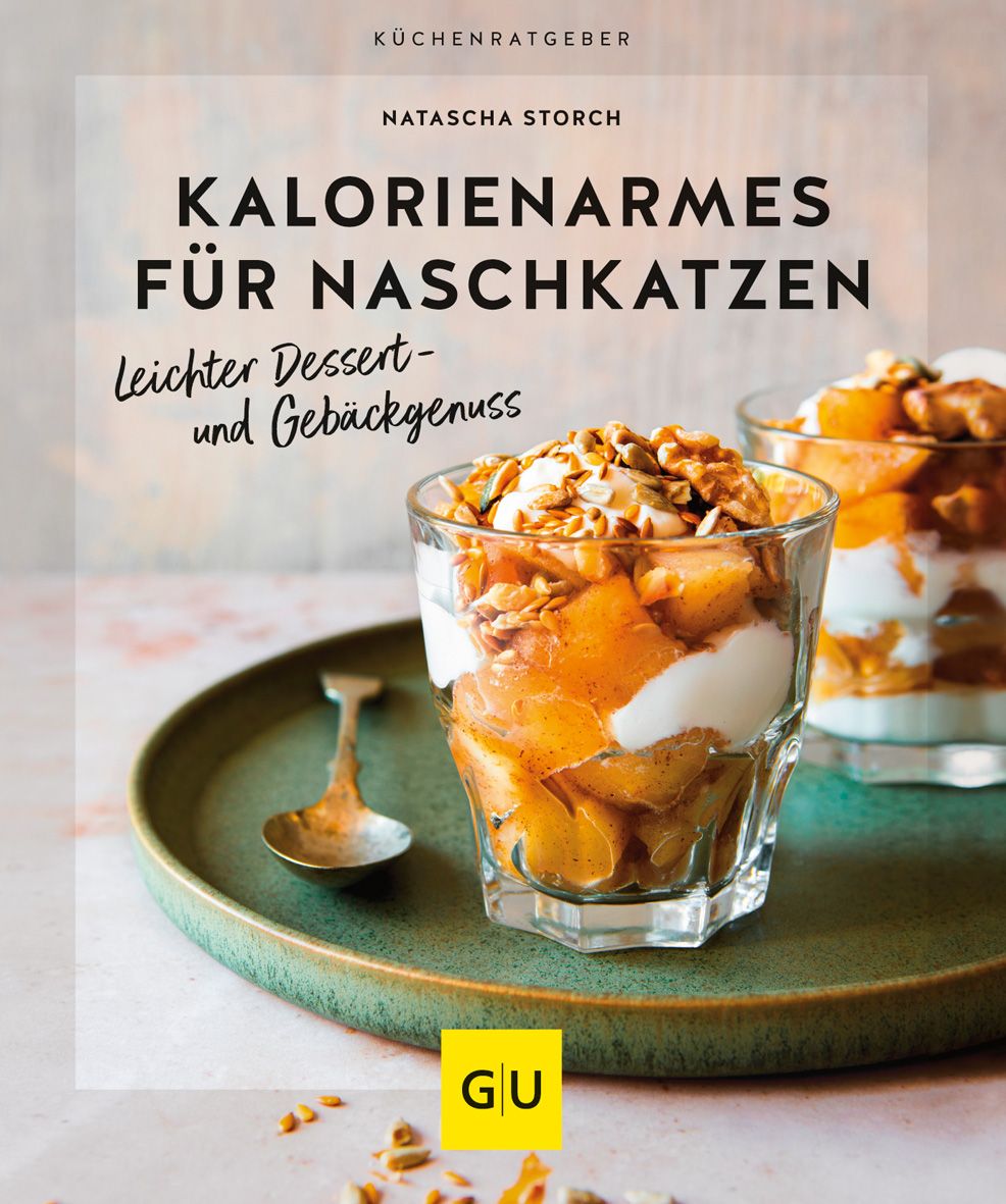 Buchcover mit Titel "Kalorienarmes für Naschkatzen". Autorin Natascha Storch. Darunter Dessert in Gläsern auf einem Teller. GU-Logo.
