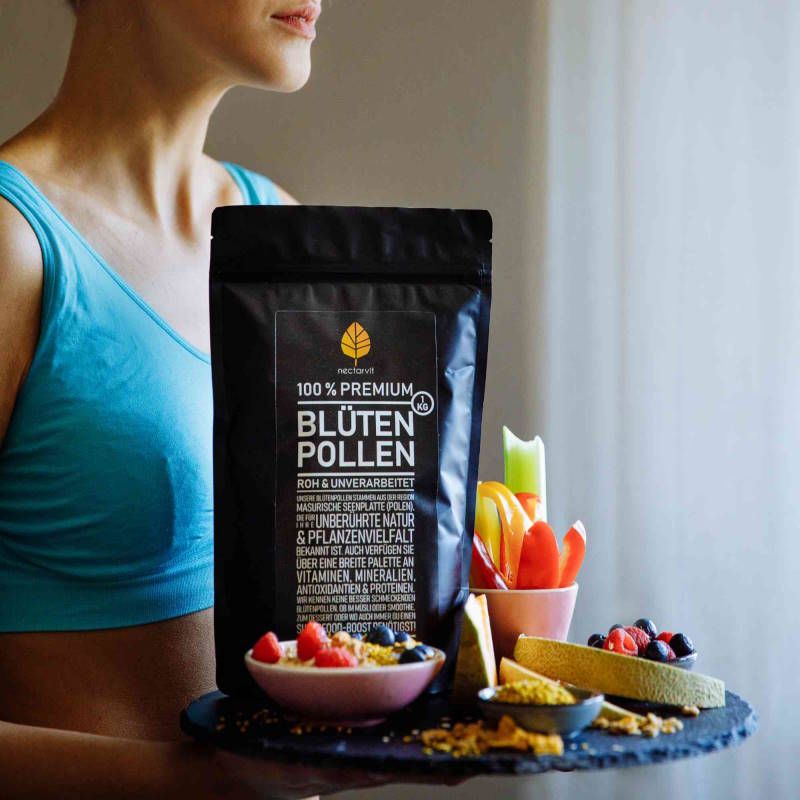 Schwarze Tüte „Blütenpollen“, Bio-Siegel, Obst, Gemüse, Joghurt mit Pollen. Person hält Tablett. Text: „100% Premium“.