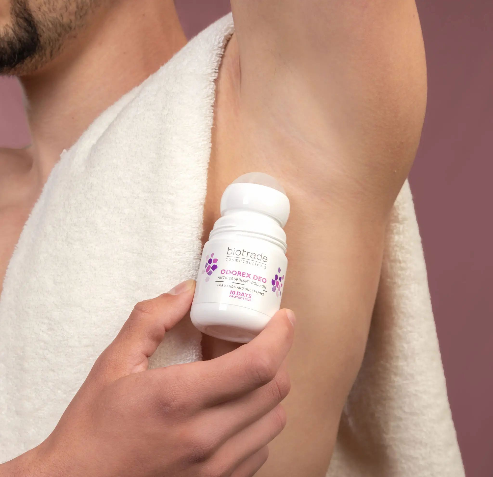 Roll-On-Deo wird unter der Achselhöhle angewendet. Text: Biotrade, Odorex Deo, Antitranspirant Roll-On, 10 Days Protection.