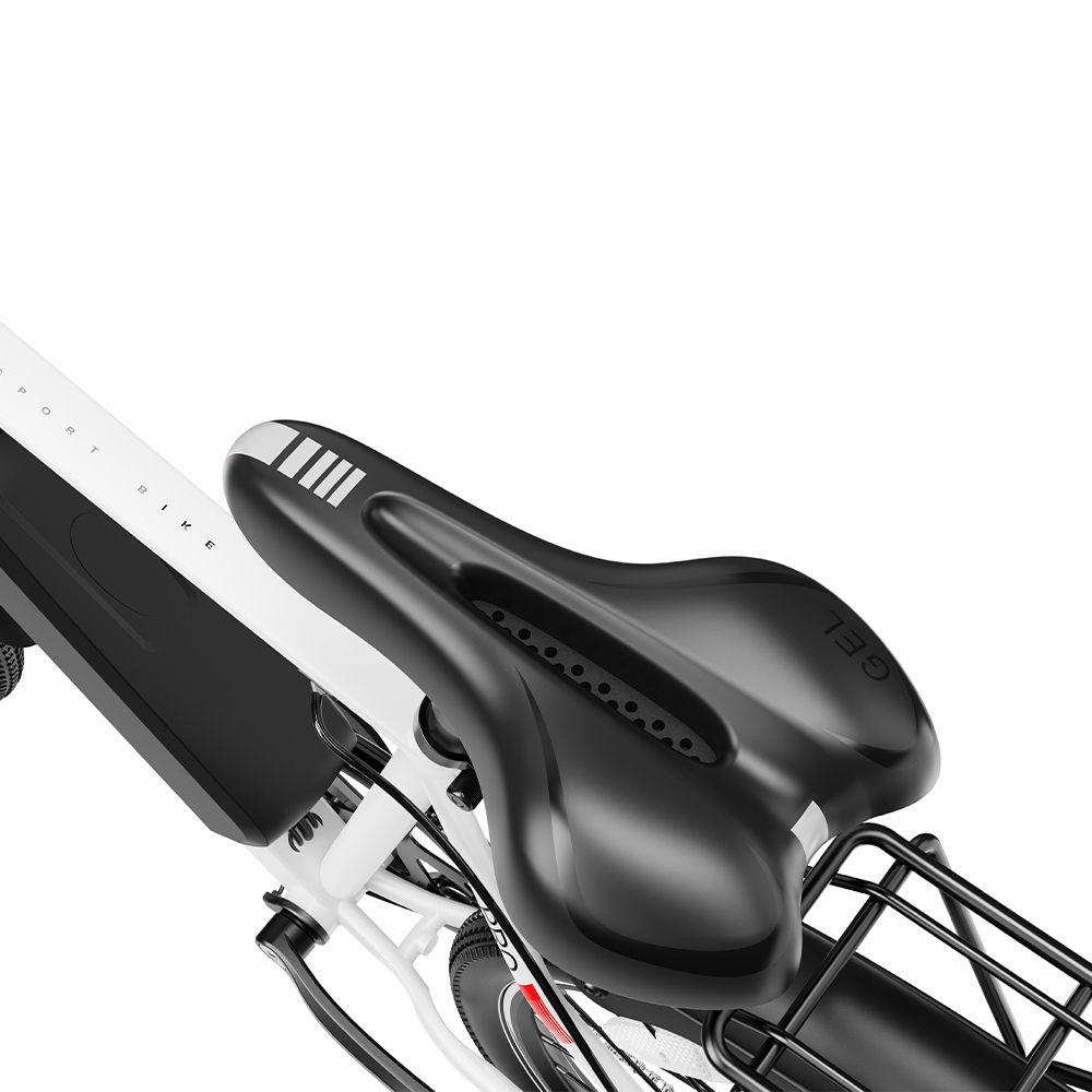 Fahrradsattel, schwarz, gepolstert. Gepäckträger im Hintergrund. Teilansicht.