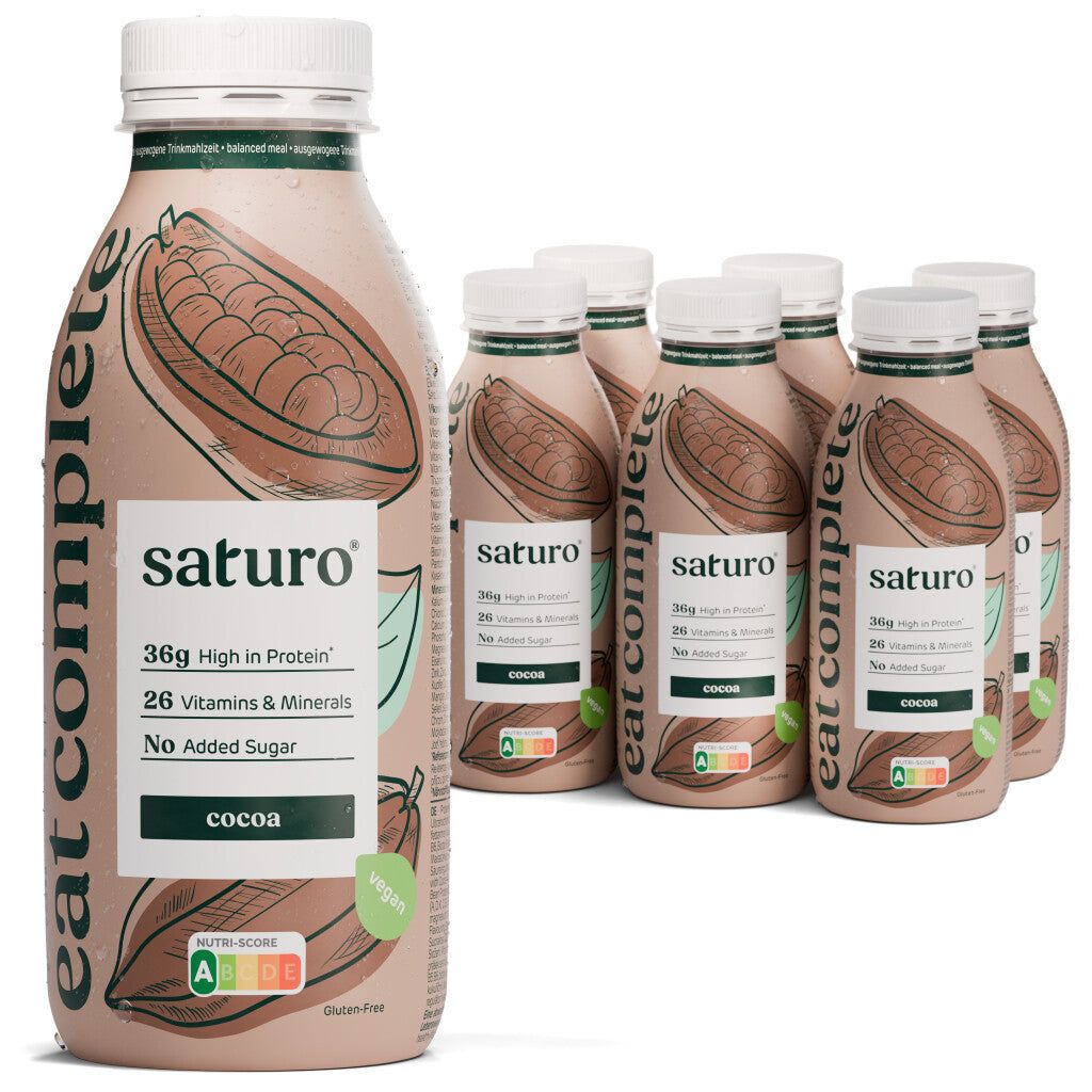 Sechs Flaschen Saturo Eat Complete Kakao. Auf jeder Flasche sind Informationen zu Inhaltsstoffen und Nährwerten abgebildet. Mit Nutri-Score-Label.