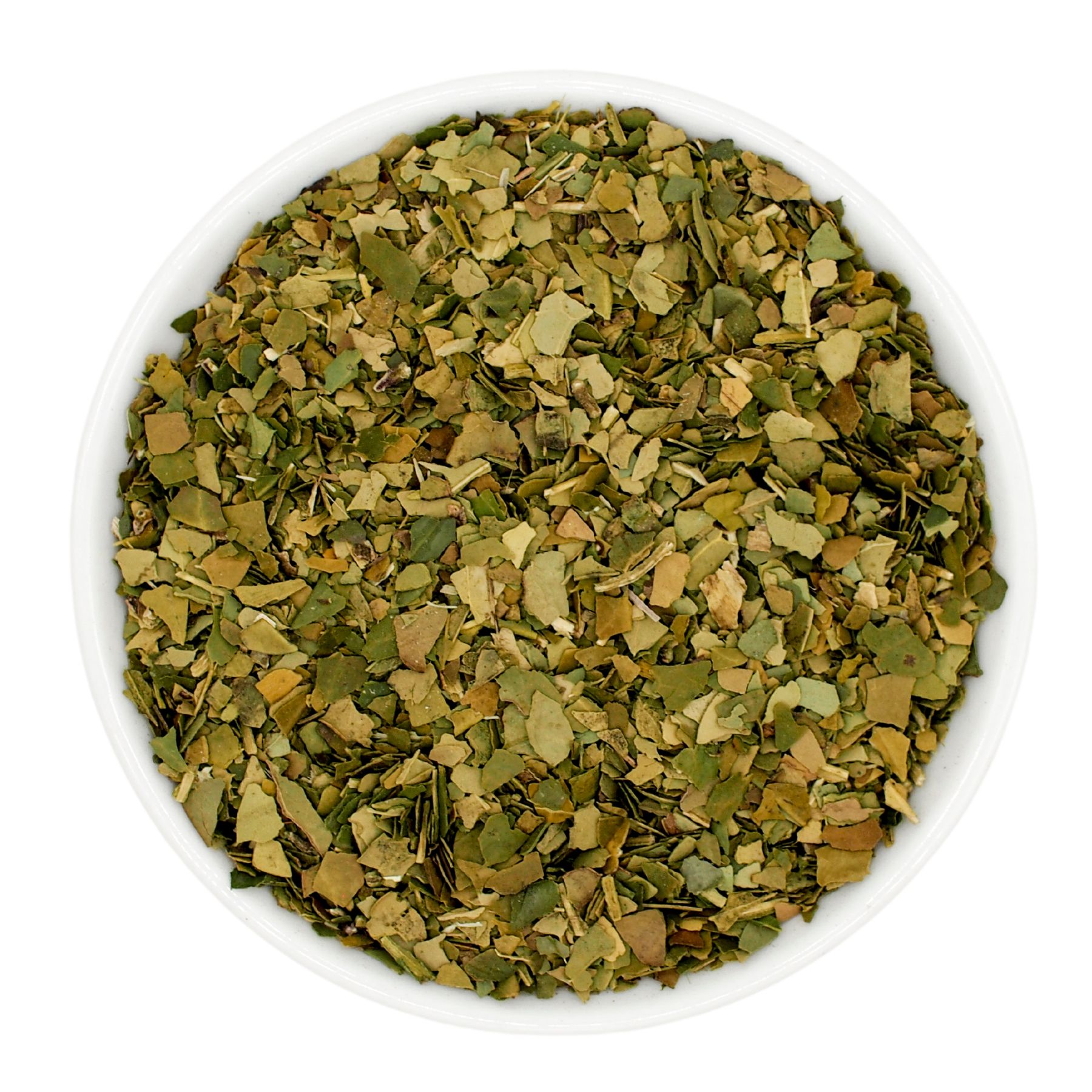 Weiße Schüssel gefüllt mit getrockneten Yerba Mate Blättern. Die Blätter sind grün und braun.