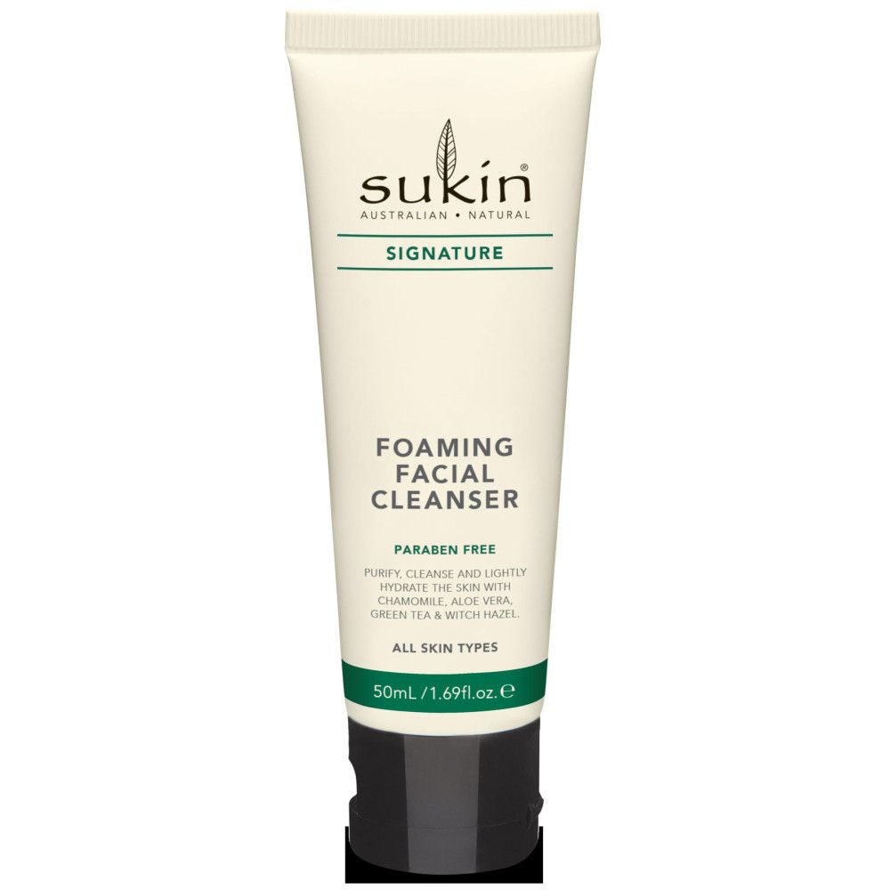 Weiß-grüne Tube mit schwarzem Deckel. Aufschrift: Sukin, Signature, Foaming Facial Cleanser. Enthält 50ml.