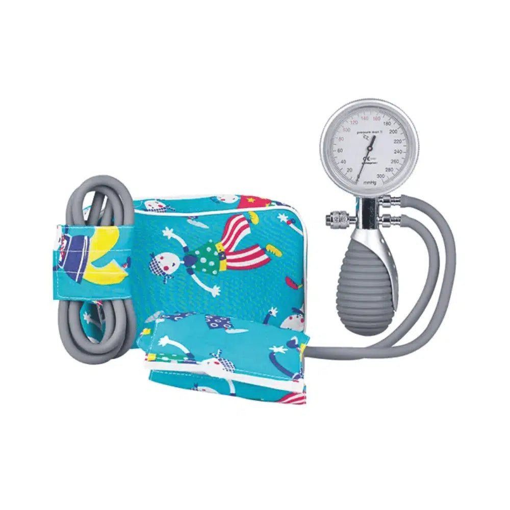 Blaues Blutdruckmessgerät mit kindlichem Motiv, inklusive Manschette und Manometer.