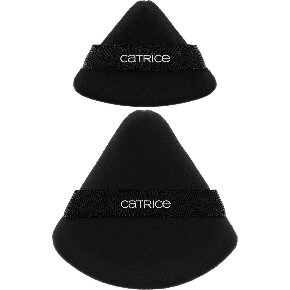 Zwei schwarze Catrice Powder Puffs. Dreieckige Form mit Markenname auf schwarzem Band.