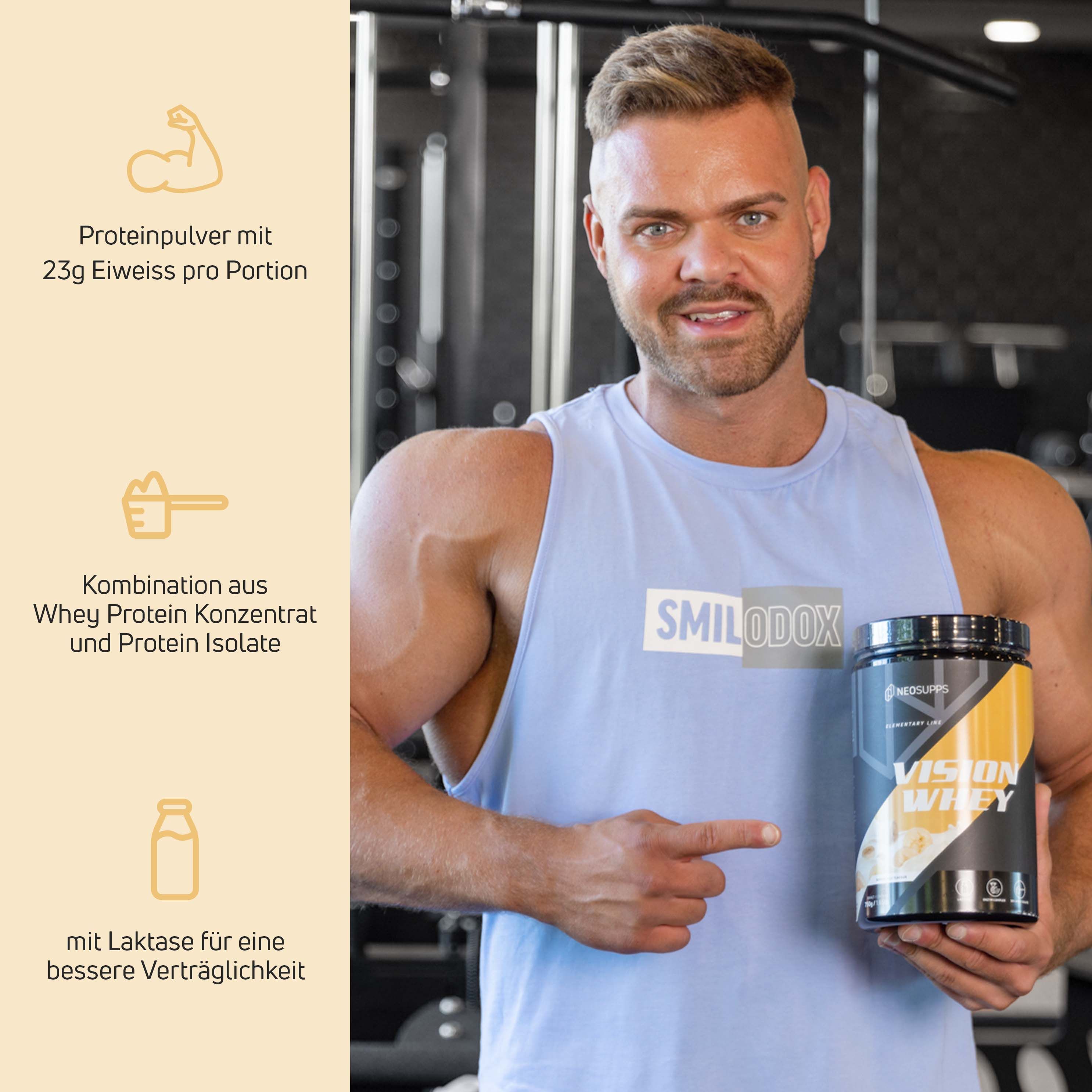 Mann mit Tanktop hält Dose Vision Whey. Dose mit gelbem Akzent. Text: Vision Whey, Smilodox.