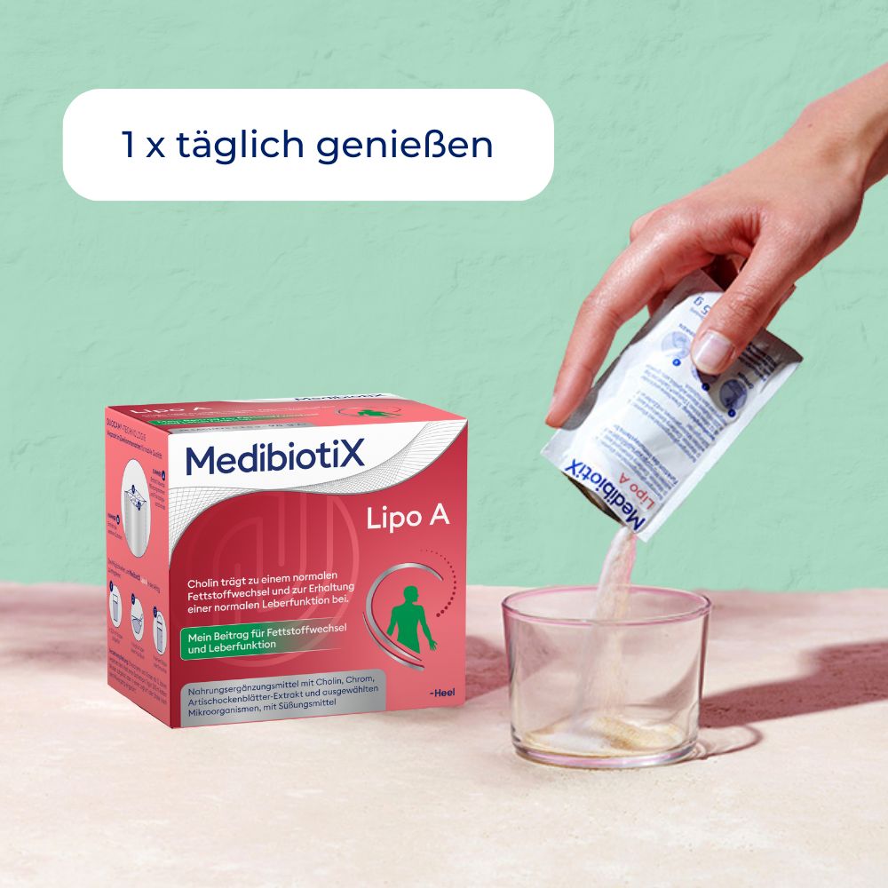 Hand gießt Pulver aus MedibiotiX Lipo A-Beutel in Glas Wasser. Text: 1 x täglich genießen. Hintergrund: rosa.