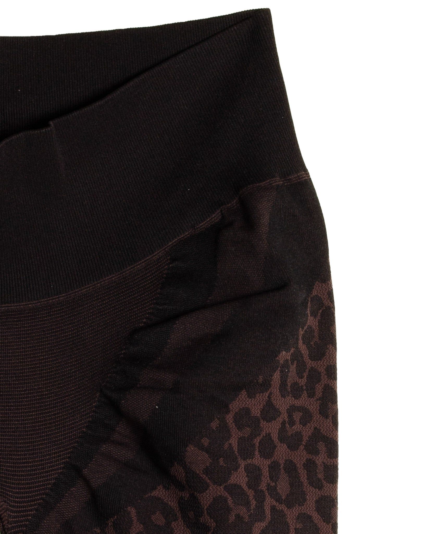 Detail der braunen Leggings mit Leopardenmuster und schwarzem Bund.