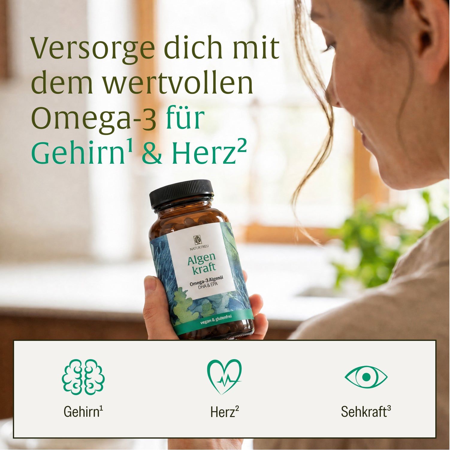 Frau hält NATURTREU Algenkraft Omega-3 Flasche. Unterstützt Gehirn, Herz und Sehkraft.