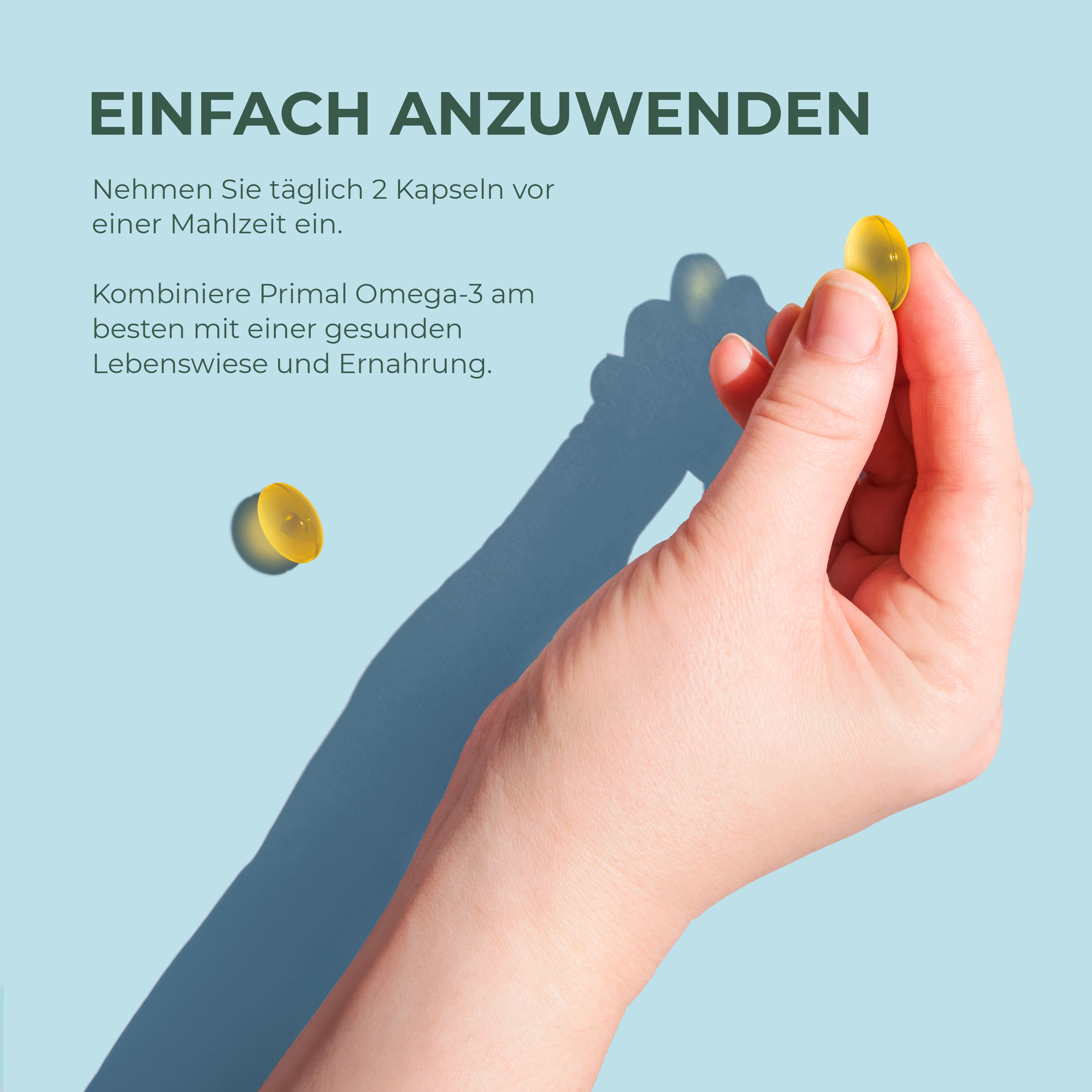 Hand hält Kapsel. Eine weitere Kapsel liegt daneben. Blauer Hintergrund.