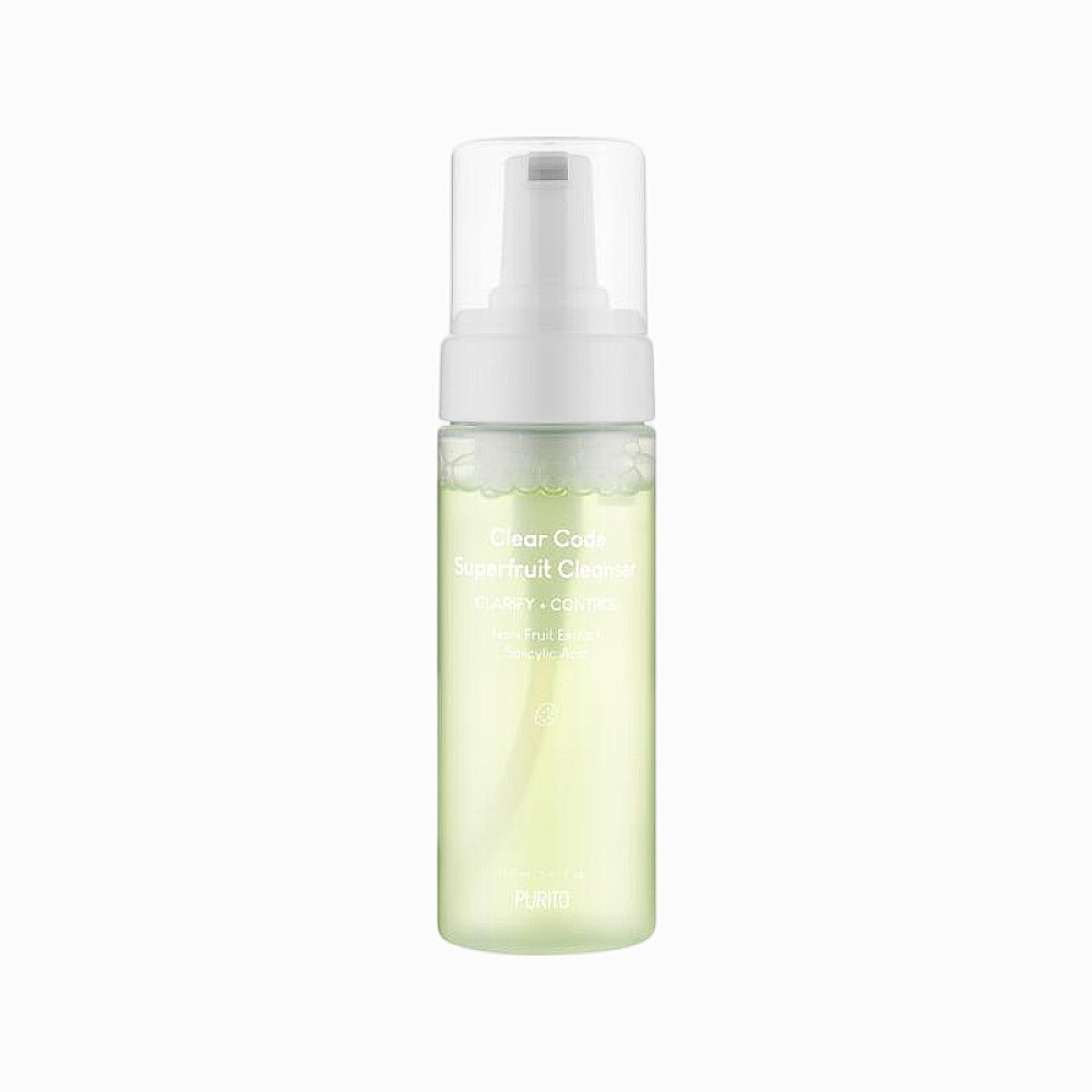 Transparente Flasche mit weißer Pumpe. Produktname "Clear Code Superfruit Cleanser" sichtbar.