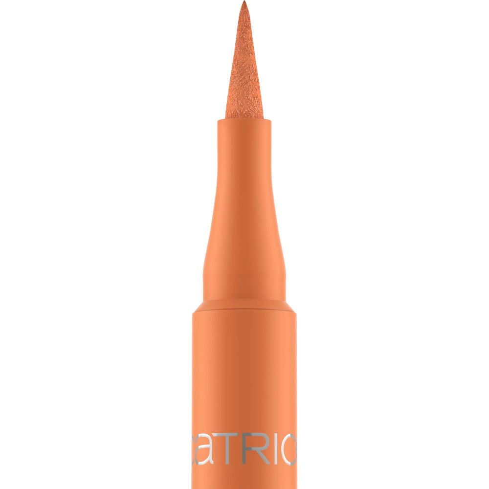 Nahaufnahme des orangenen Eyeliner-Stifts. Marke: CATRICE.