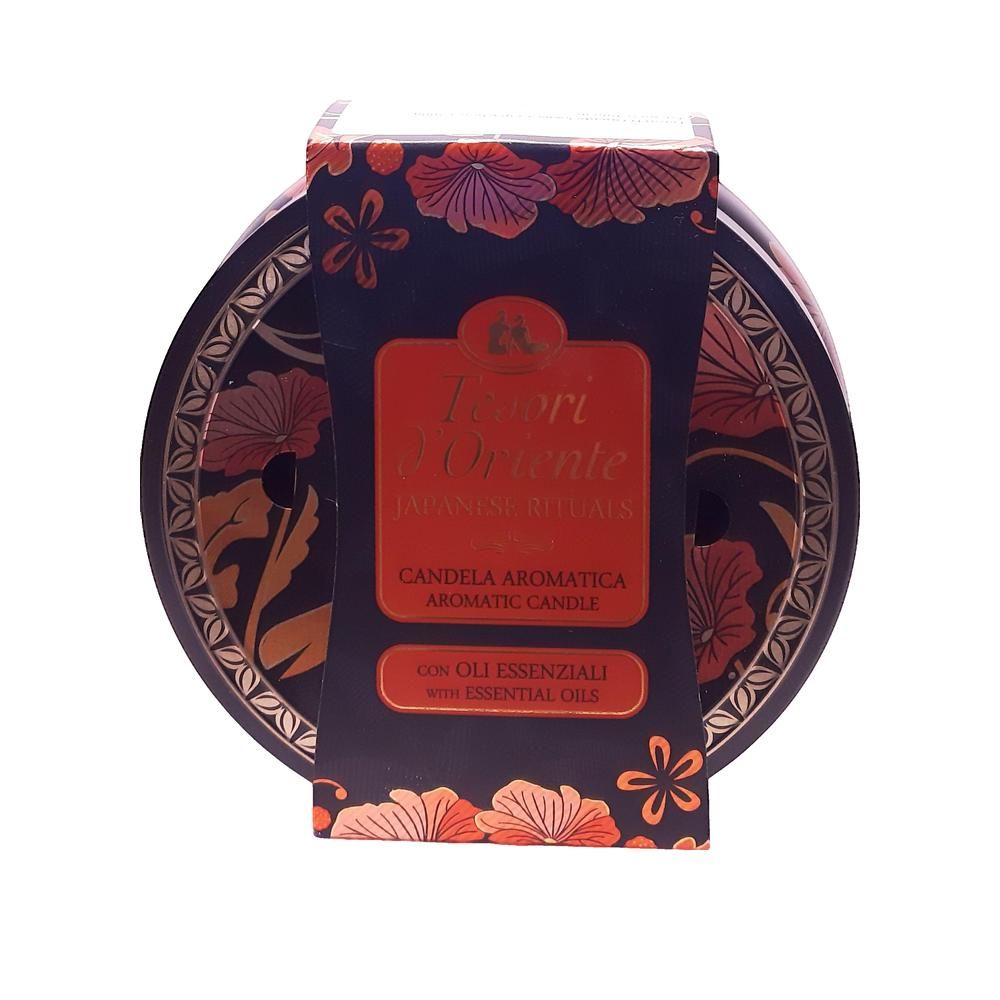 Runde Duftkerze in floraler Verpackung. Aufschrift: Tesori d'Oriente, Candela Aromatica, mit ätherischen Ölen.
