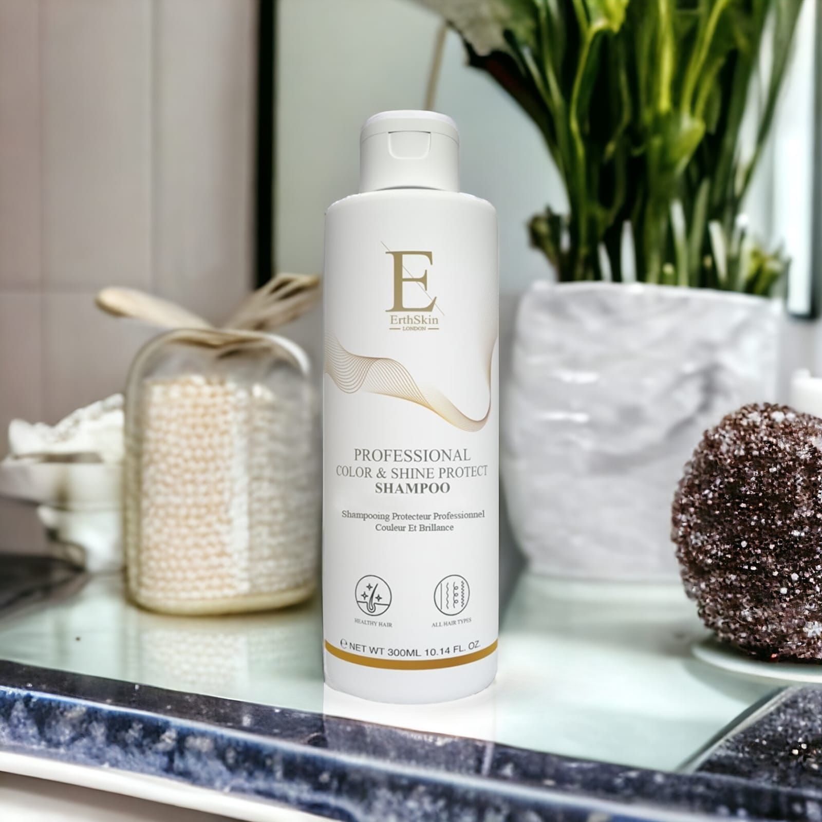 Weiße Shampoo-Flasche mit goldfarbenem Etikett. Aufschrift: Professional Color & Shine Protect Shampoo. Logo: ErthSkin.