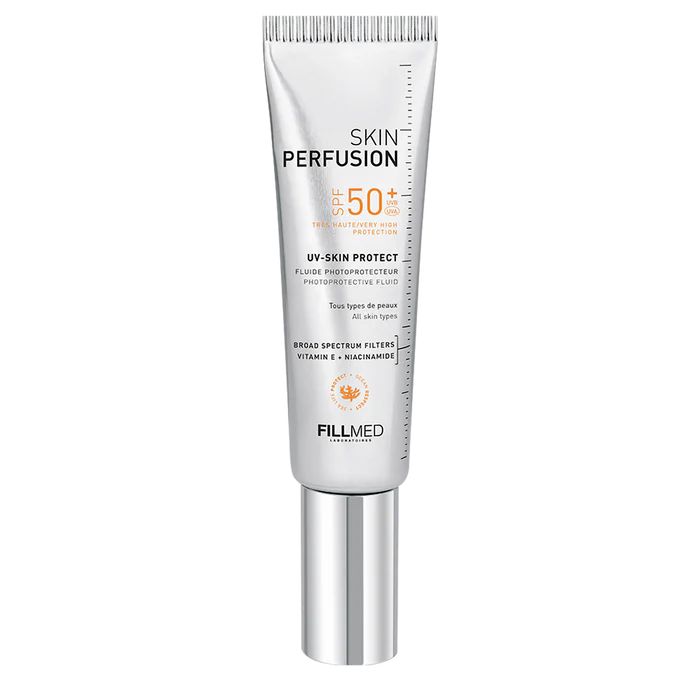 Weiße Tube mit silbernem Verschluss. Aufschrift SKIN PERFUSION, LSF 50+, UV-Skin Protect. FILLMED Logo.