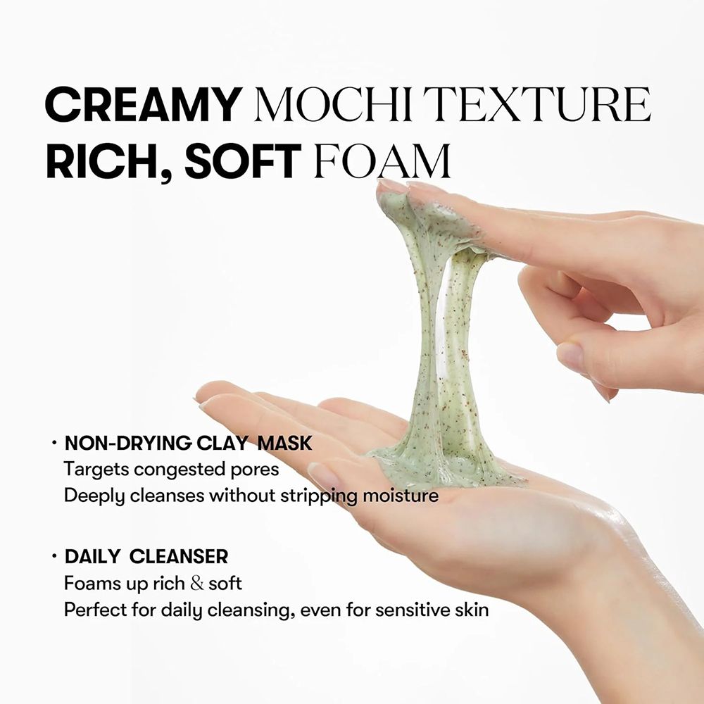 Hände halten eine grüne, gelartige Substanz. Text: Creamy Mochi Texture, Rich, Soft Foam. Non-drying Clay Mask, Daily Cleanser.