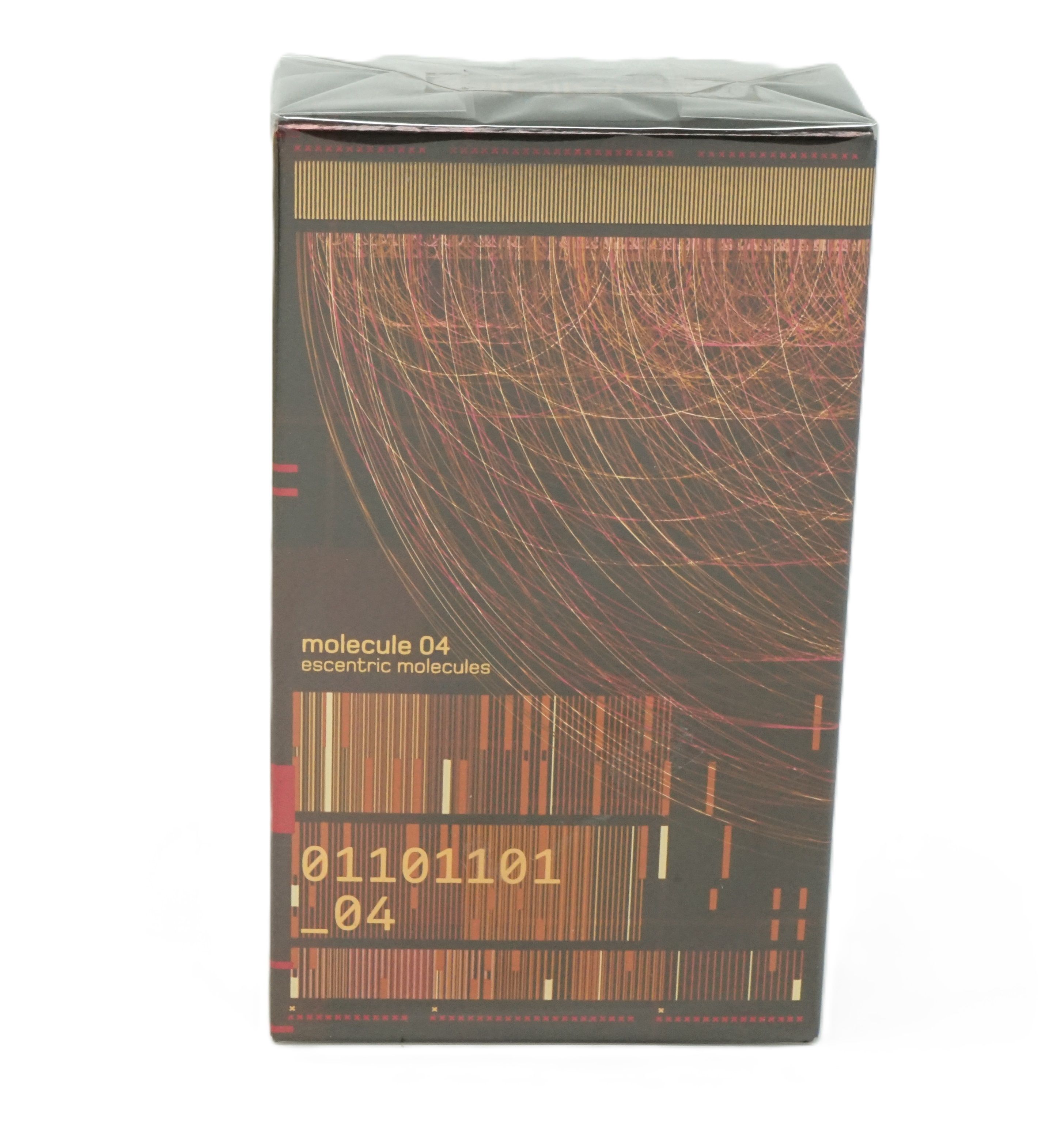 Verpackung mit Aufdrucken. Aufschrift: molecule 04, escentric molecules, 01101101_04. Braune und goldene Farbtöne.