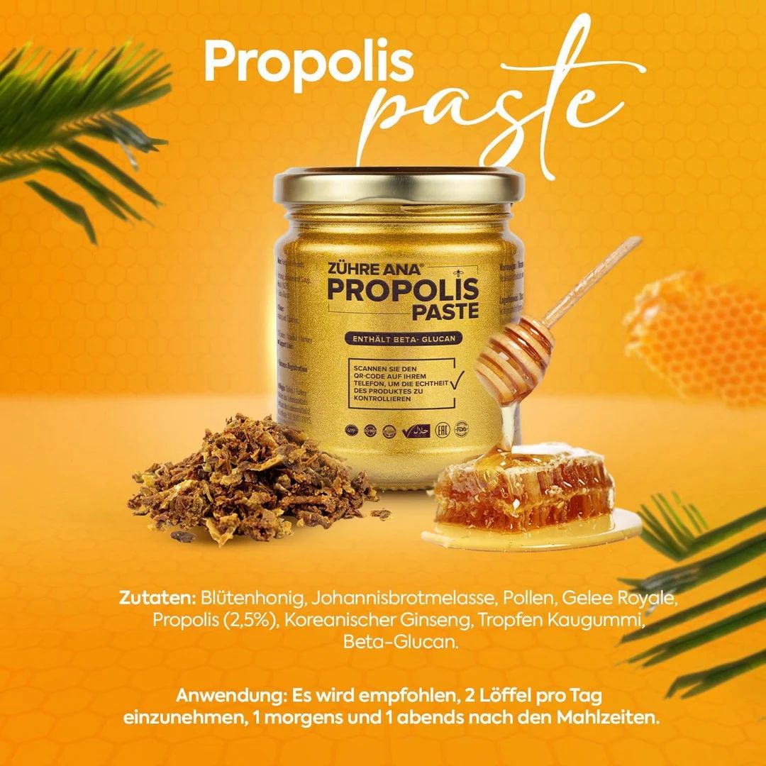 Glas mit Zühre Ana Propolis Paste, Honigwabe, Honig und Zutaten. Mit Löffel. Auf orangefarbenem Hintergrund.