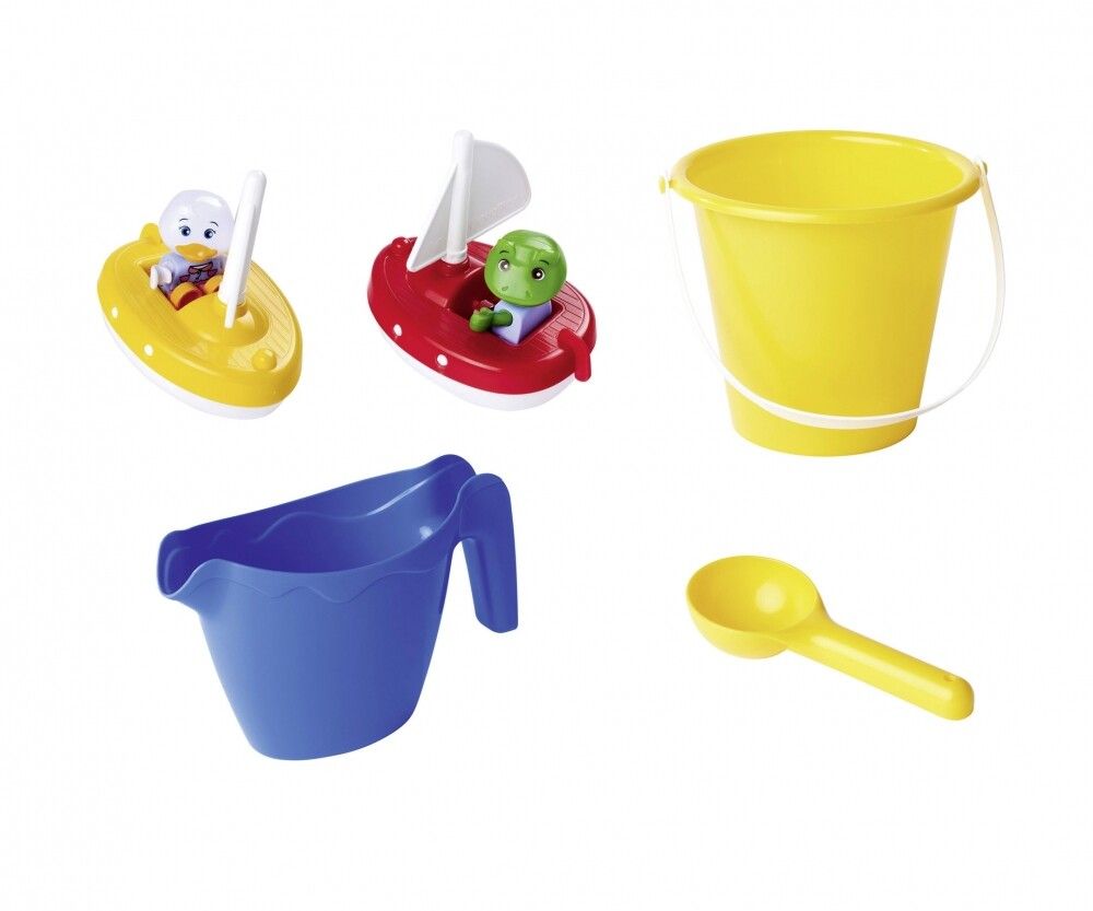 Zubehör für AquaPlay Wassertisch: gelber Eimer, blaue Kanne, gelber Löffel und zwei Boote mit Figuren. Auf weißem Hintergrund.