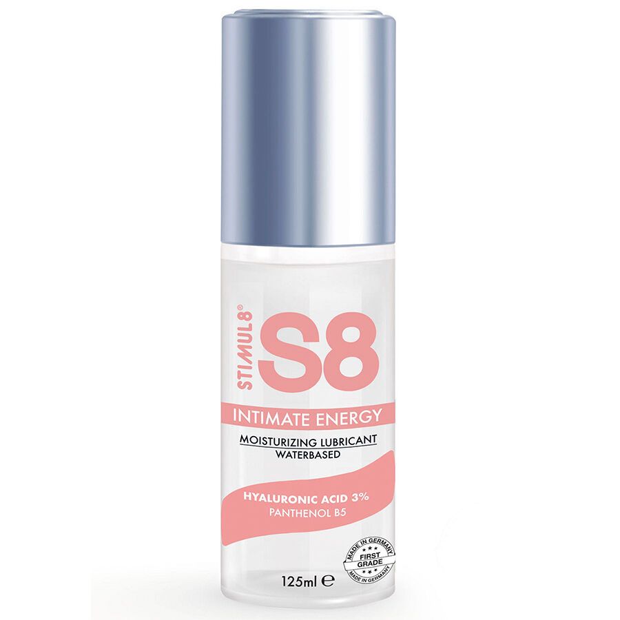 Zylindrische Flasche mit silbernem Deckel. Rosa Etikett mit Text: S8, Intimate Energy, Feuchtigkeitsspendendes Gleitmittel. 125ml.