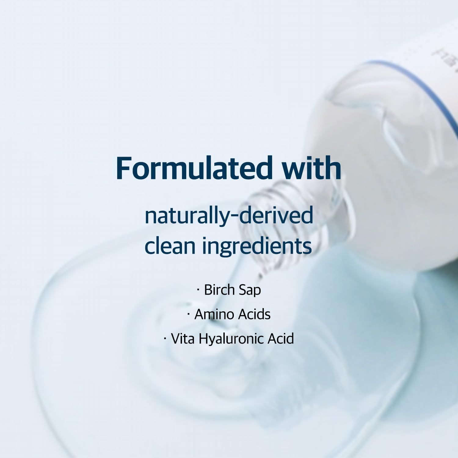 Flüssigkeit fließt aus einer transparenten Flasche. Aufschrift: Birch Sap, Amino Acids, Vita Hyaluronic Acid.