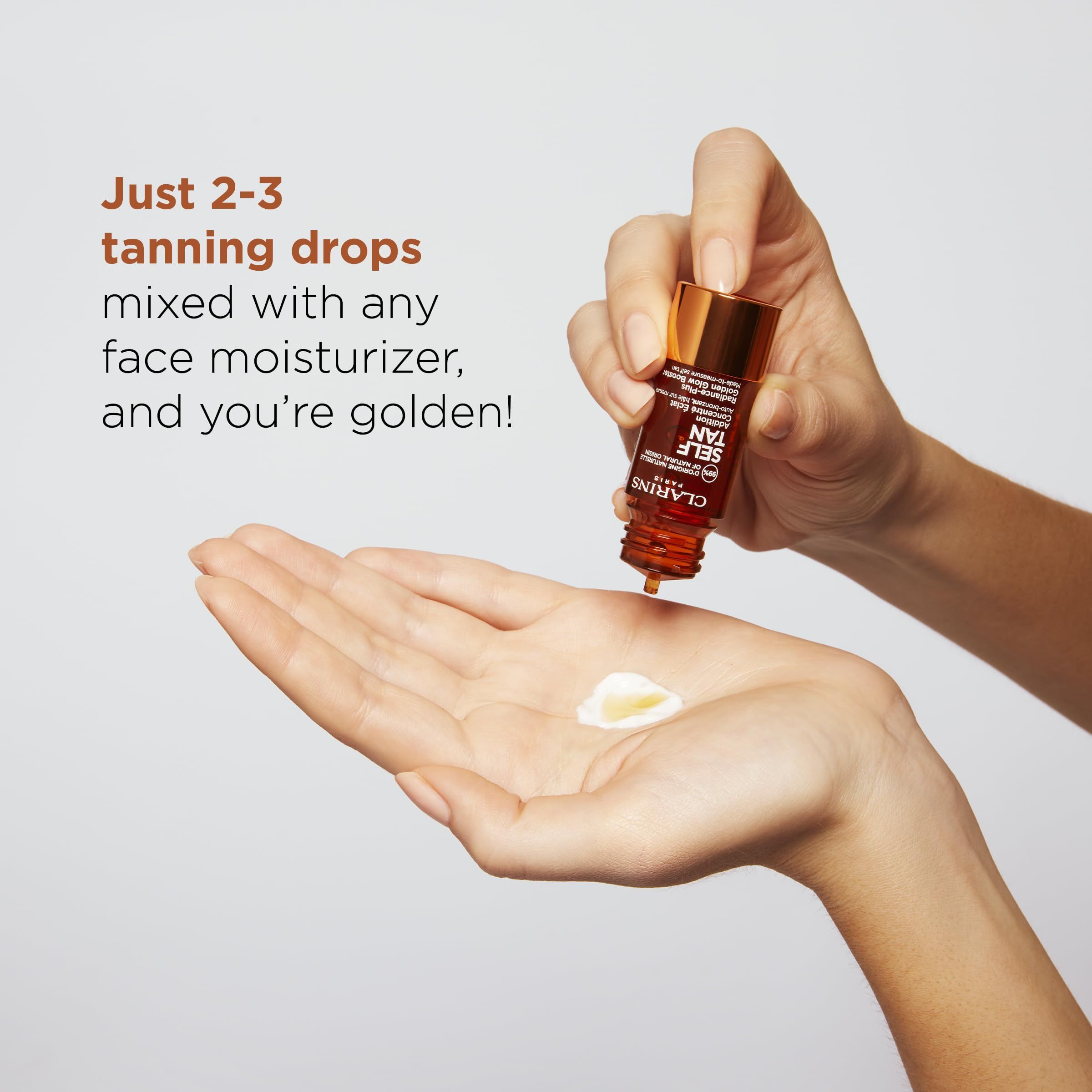 Hand hält Clarins Radiance-Plus Golden Glow Booster. Tropfen auf Handfläche. Text: 2-3 Tropfen mit Feuchtigkeitspflege mischen.